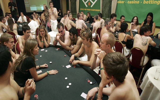 Strip poker là một trò chơi đánh bài thú vị, nhưng cần phải cẩn trọng khi chơi để không gây ra những rắc rối không đáng có